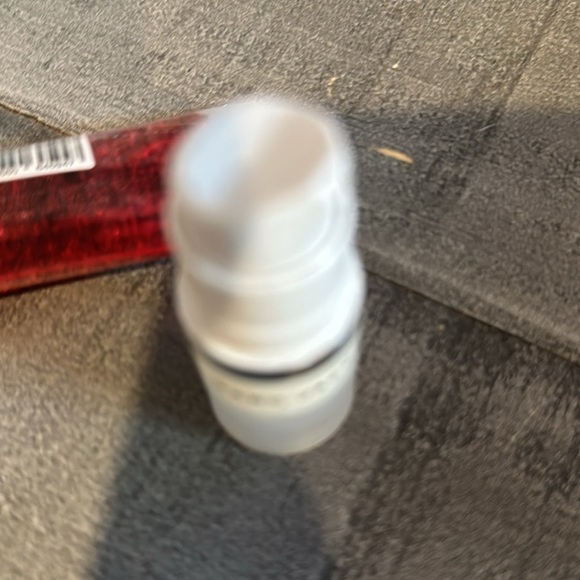 Primer set of 2 Marc Jacob’s Under Cover 5ml and The Beauty Shop Oui Cherry 20ml - Picture 3 of 3